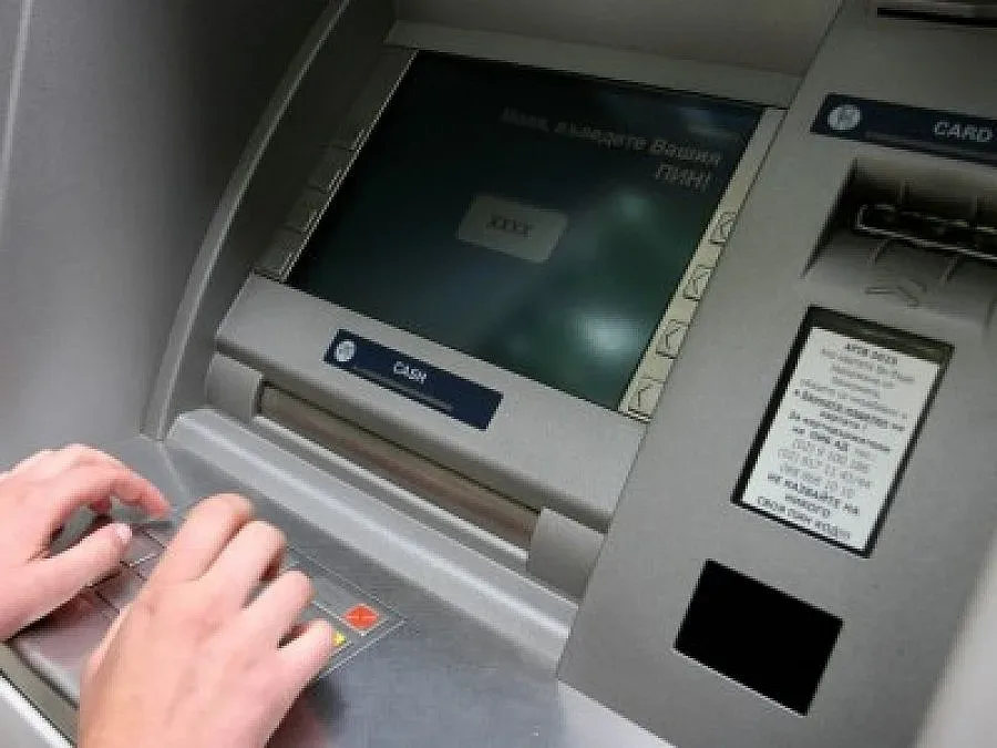 Апаш източи 10 банкомата за минути