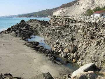 Земята под Кранево две нощи се бунтува     