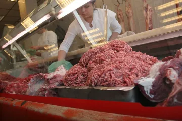 Хванаха 1.5 тона развалена храна за седмица