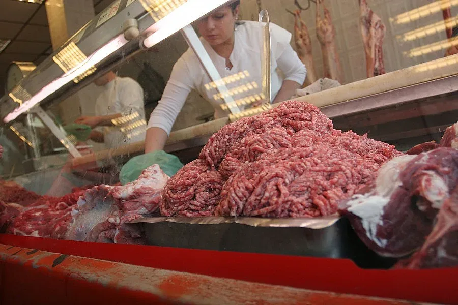 Хванаха 1.5 тона развалена храна за седмица