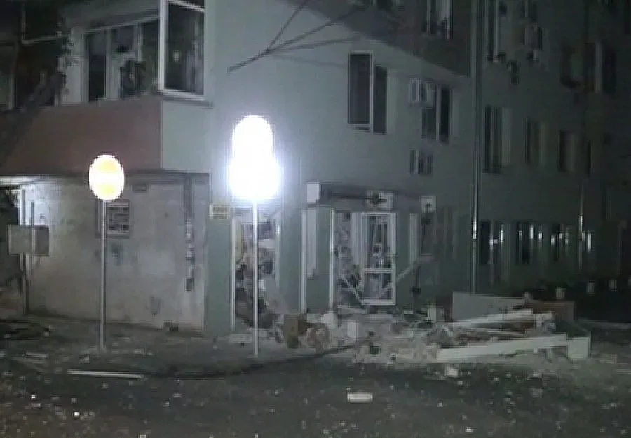 Трафопост се взриви, разруши два апартамента