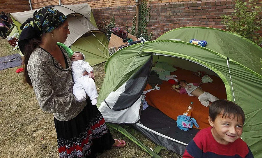 Изселиха ромски катун край Париж