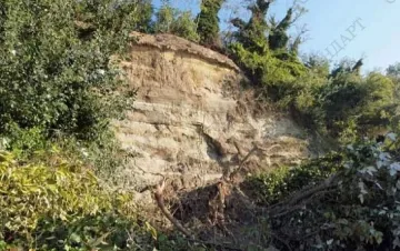 Свлачище блокира коли край морето