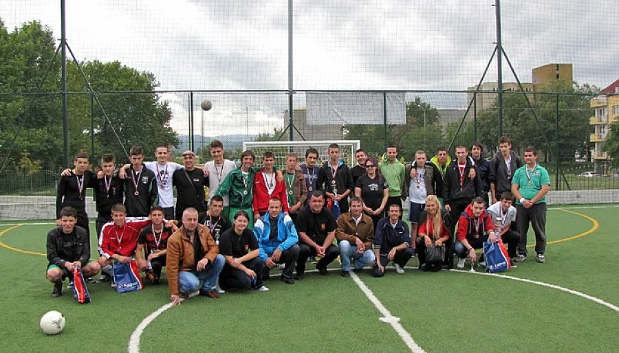 Ученици се опънаха на дрогата с футбол