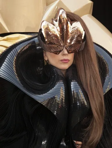 Лейди Гага скара Асанж с Анонимните