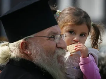 Отец Иван връща хора, няма пари