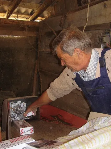 Смляха контрабандни цигари във фуражомелка