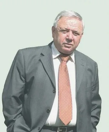 Кмет въртя два пъти кирката за първа копка