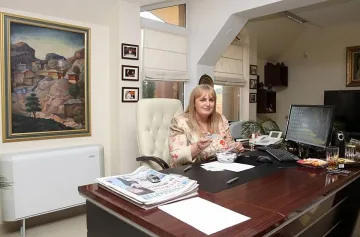 Чудесата донесоха плазма на учителка