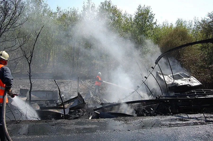 Огнен ТИР затвори магистрала