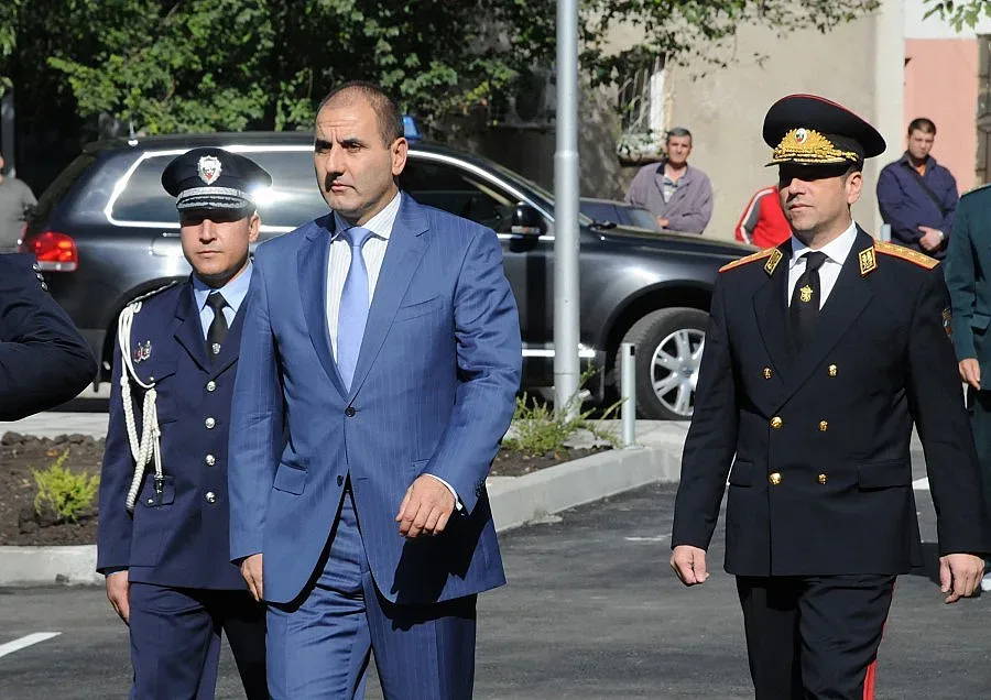 Дават двойно за храна на полицаите