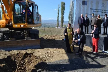 Слагат асфалт на път за Македония