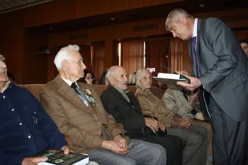 101-годишни на крака при Областния на Търново