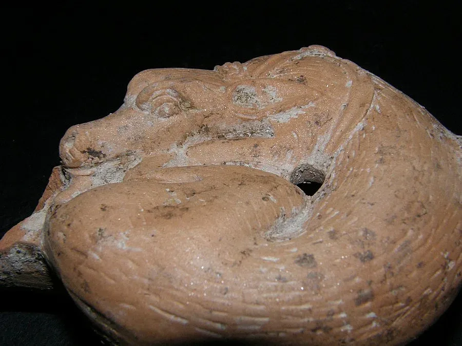 Археолози намериха лампа куче в Деултум