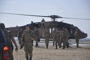 Турция плаши Сирия с мощен огън