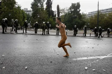 Атина стряска Меркел със стриптийз и камъни