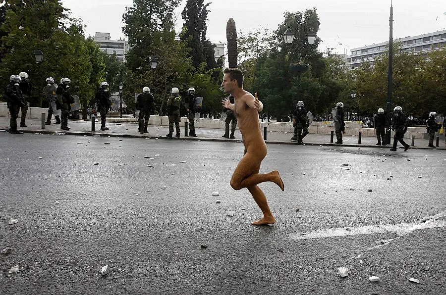 Атина стряска Меркел със стриптийз и камъни