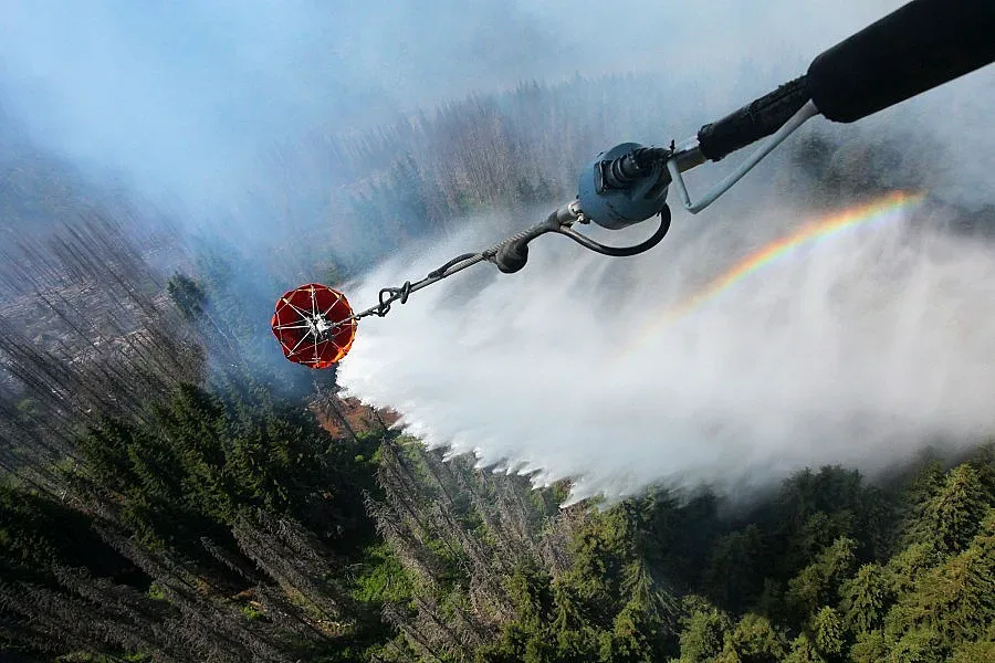 Гасят Витоша с хеликоптер 