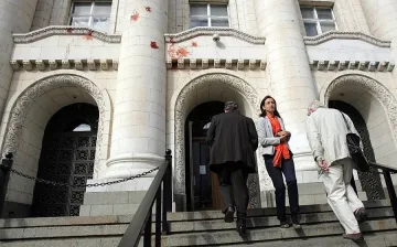 Оплескаха Съдебната палата с доматено пюре