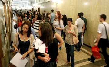 Висшисти чакат по 6 месеца за диплома     