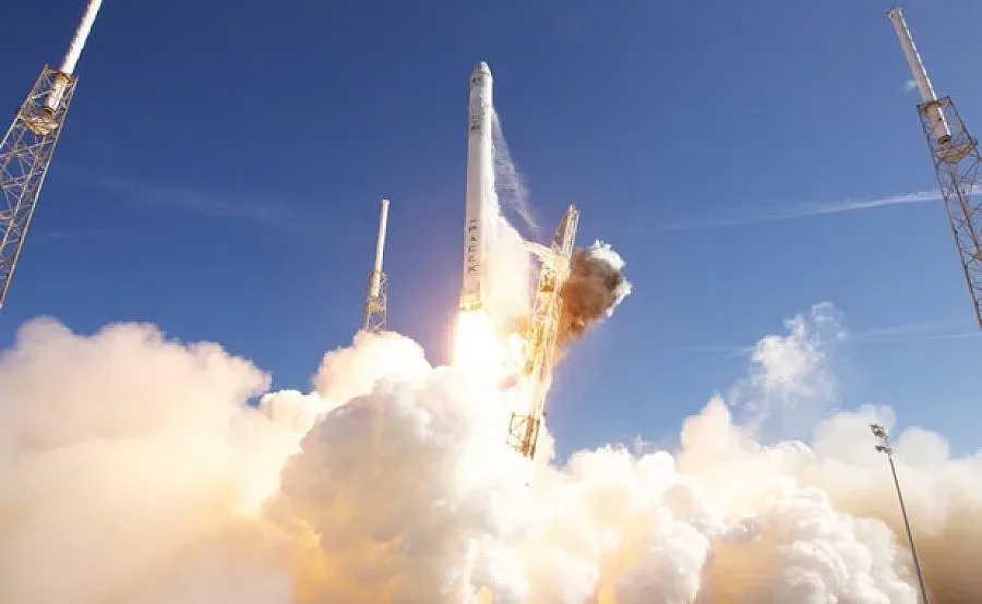 "Дракон" излетя в космоса