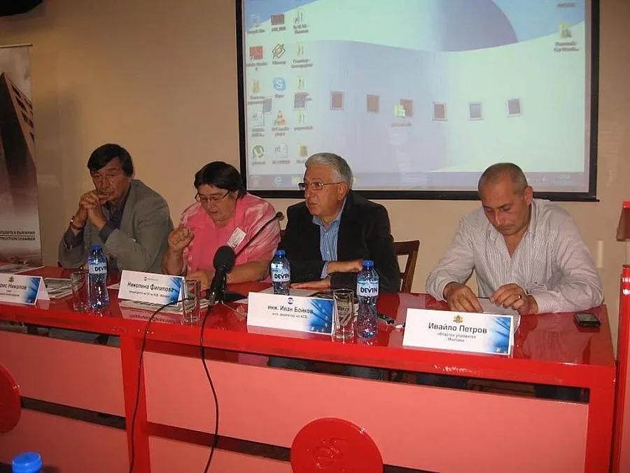 Фонд “Флаг” спасява закъсали общини