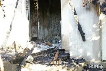 Апаши окрадоха и опожариха къща