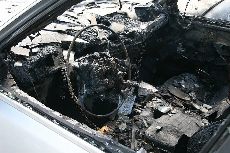 Ограбиха и подпалиха БМВ
