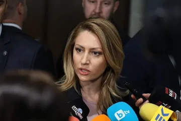 Рая Назарян пристигна на "Дондуков" 2. Тежък разговор с Радев