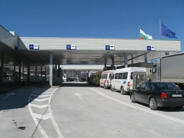Затруднено е преминаването през три ГКПП