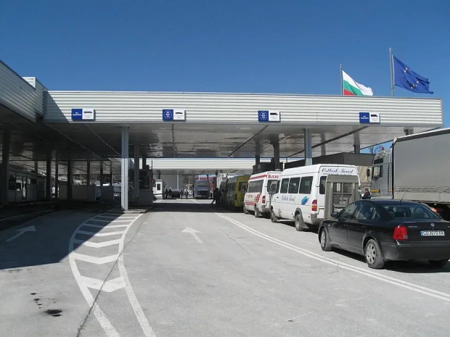 Затруднено е преминаването през три ГКПП