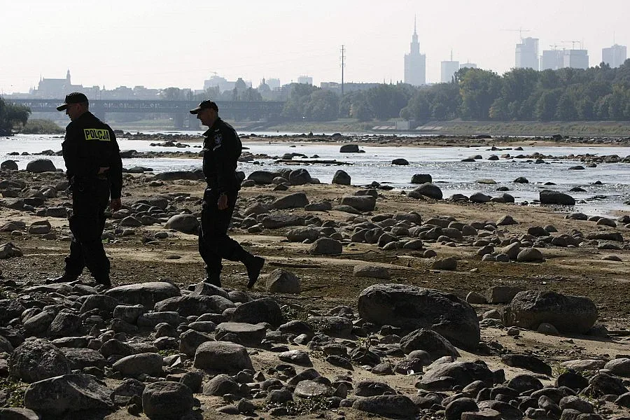 Улица пропадна във Варшава, евакуират 100 души