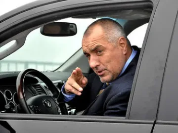 Кола на НСО забърса джипа на премиера