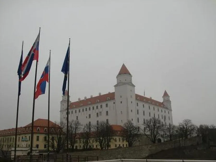 Сигнал за бомба затвори замъка на Братислава