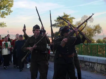 Гърмежи и викове за 100 години свобода