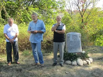 Радко Радков с паметник до Асеневци
