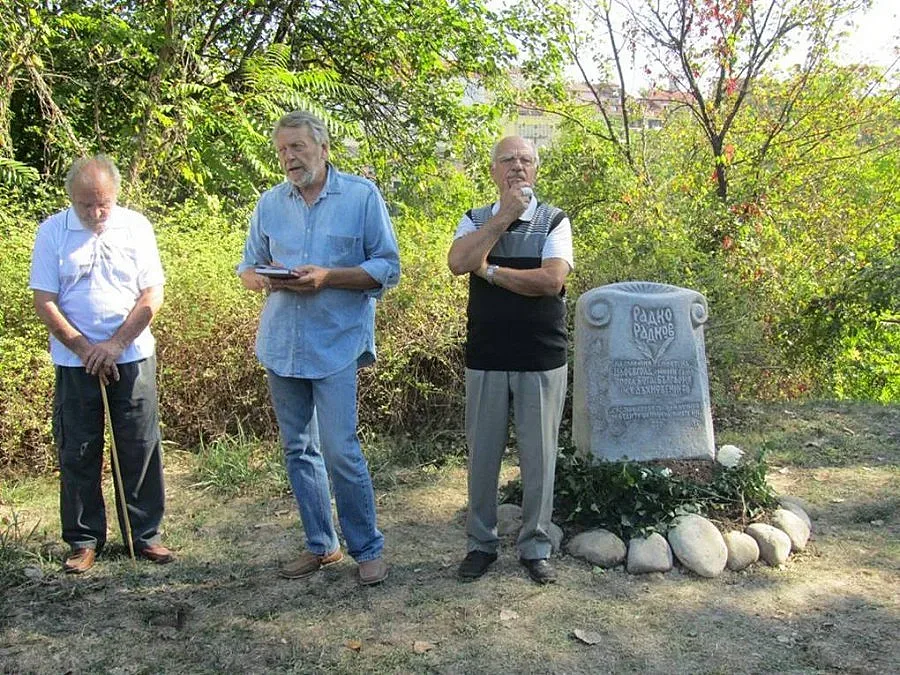 Радко Радков с паметник до Асеневци