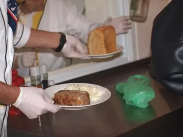 Хранят бедни в социална трапезария