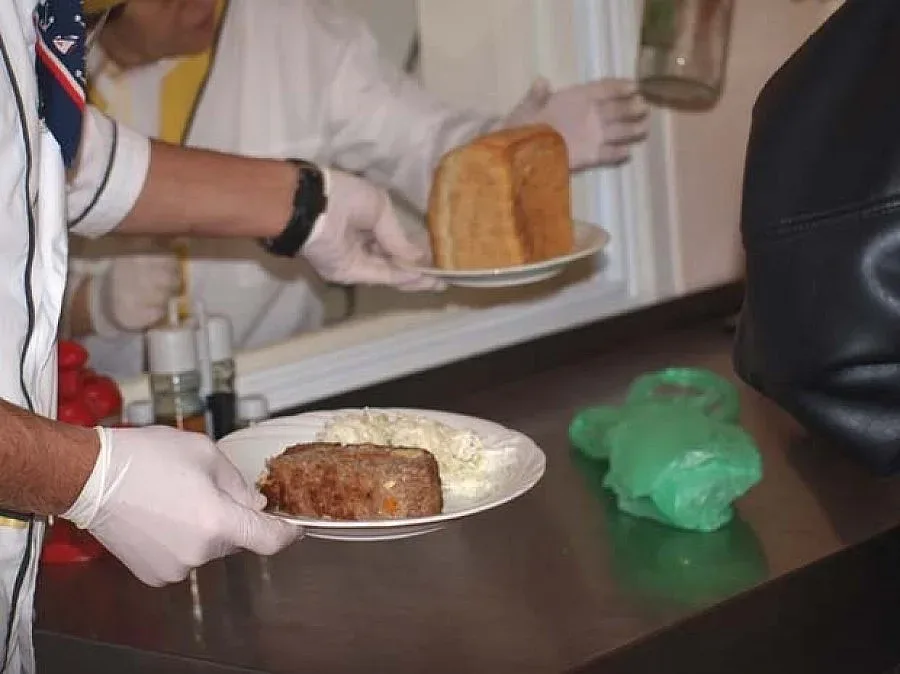 Хранят бедни в социална трапезария