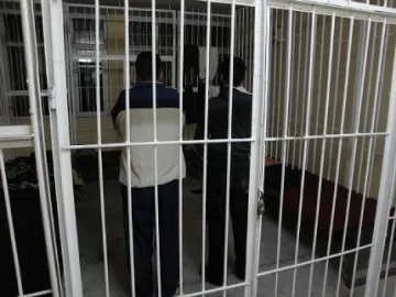 Крадец скочи от втория етаж на ареста