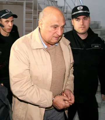 Цар Киро стриже ливадата в затвора