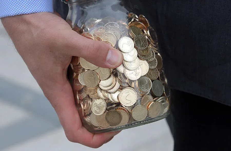 Касиер в банка източи 90 бона от клиенти