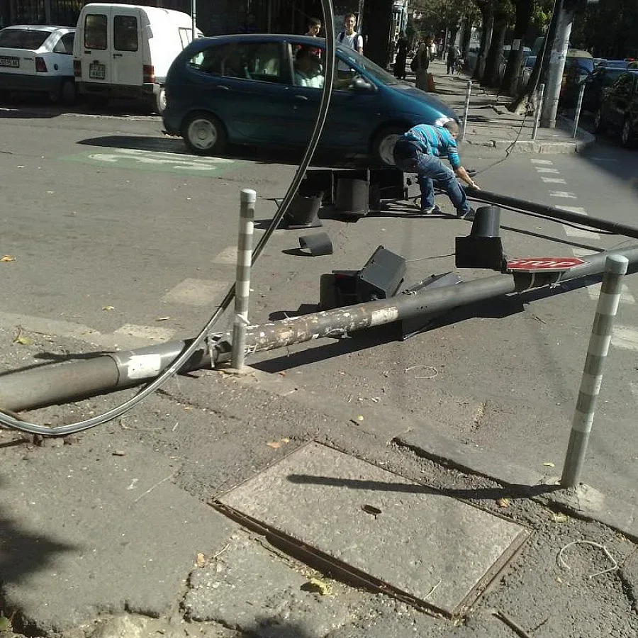 Светофар падна в центъра на София