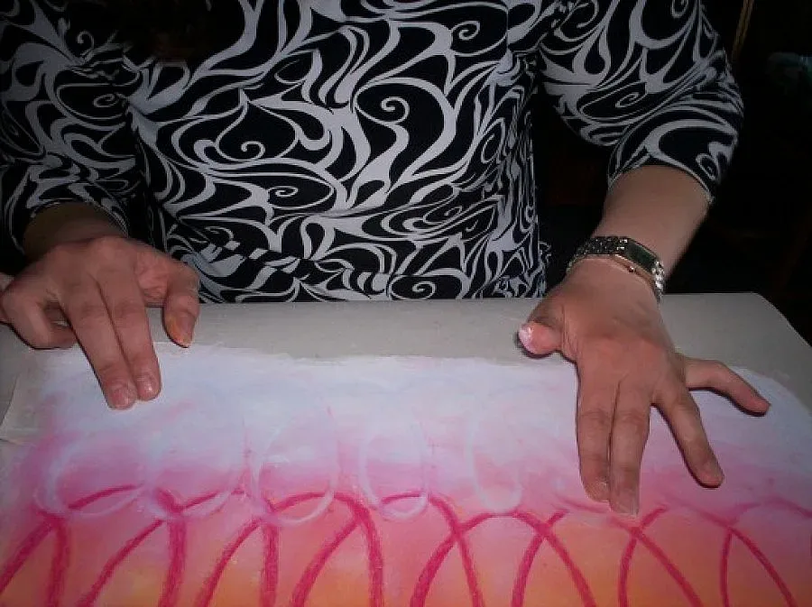 Потомка на Васил Друмев рисува с пръсти и клечки за зъби