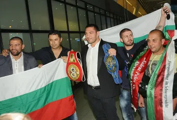 Срещнаха Кобрата с цигански оркестър   