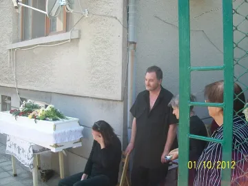 Погребаха в затворен бял ковчег Жени от Варна