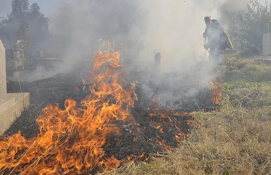 Пожар уплаши жителите на сливенски квартал