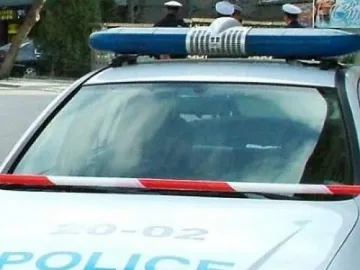 20-годишен задигна микробус и го размаза на пътя
