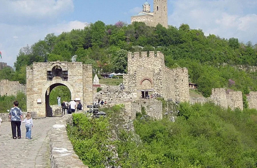 Борисов реже лента на нов площад пред Царевец