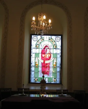 Стъклени икони грейнаха в храм